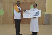 Foto: Gorgonius Nago Bapa mewakili Alumni 86 menyerahkan bantuan sarana dan prasarana pendidikan berupa 3 unit komputer kepada Kepala SMPK Frater Maumere, Senin (9/7) di Aula Mardiwiyata Maumere