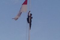 Foto: Aksi heroik Sertu Kristianus Sina pada saat upacara penurunan bendera merah putih di Lapangan Umum Kota Baru Maumere, Jumat (17/8)