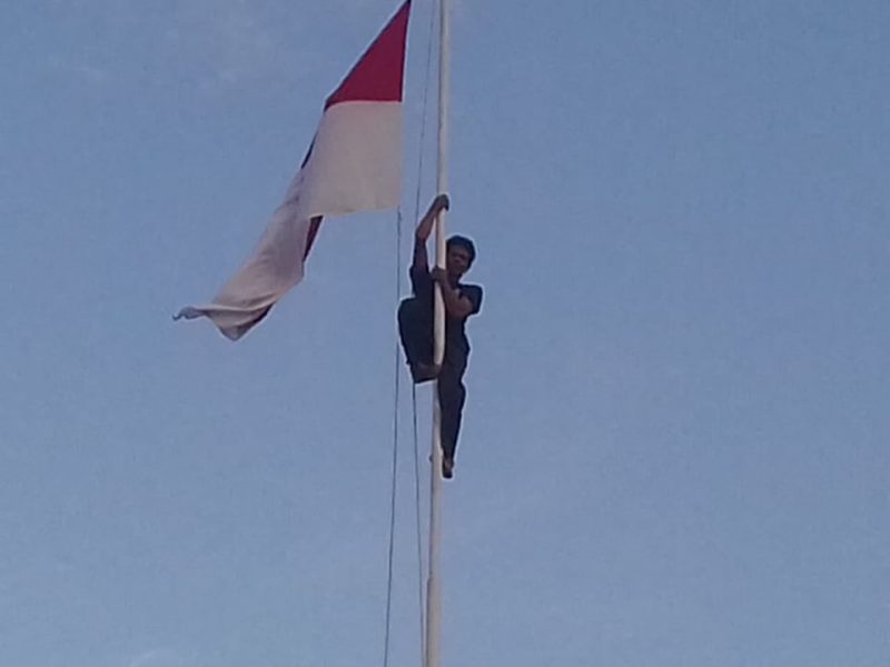 Foto: Aksi heroik Sertu Kristianus Sina pada saat upacara penurunan bendera merah putih di Lapangan Umum Kota Baru Maumere, Jumat (17/8)