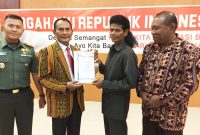 Foto: Kristianus Sina, penyelamat bendera merah putih, menerima penghargaan dari Penjabat Bupati Sikka, Jumat (17/8) malam di Gedung SCC