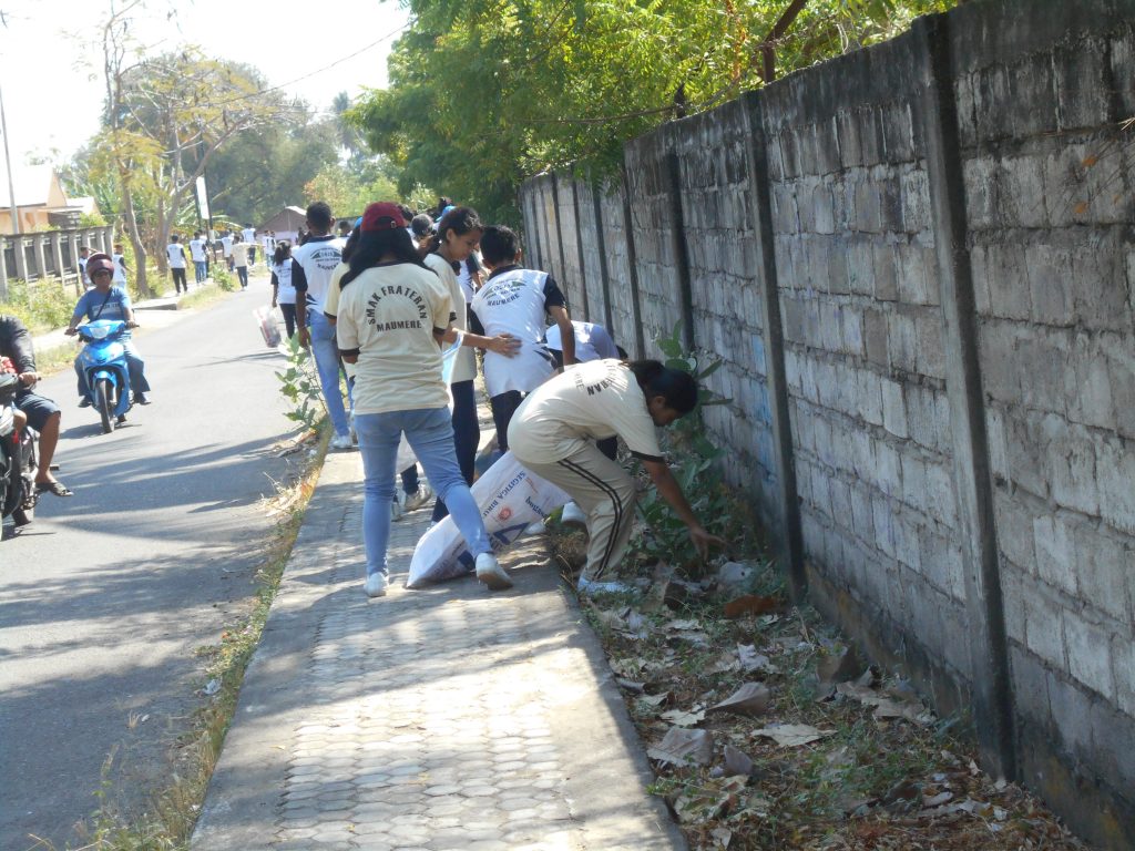 800 Peserta Didik Smater dengan Karung Di Tangan Pungut Sampah Maknai World Clean Up Day