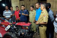 Anggota Komisi I DPR RI Andreas Hugo Pareira menyerahkan alsintan kepada kelompok tani, Selasa (25/9), di Nangarasong Kecamatan Magepanda