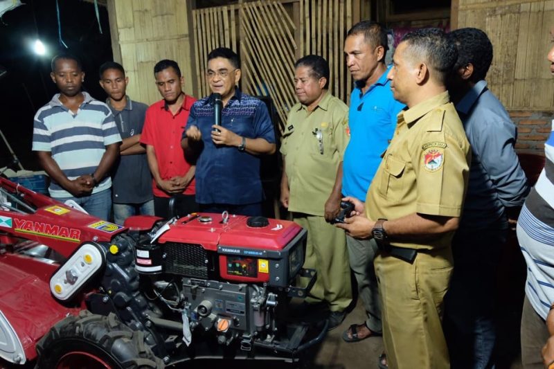 Anggota Komisi I DPR RI Andreas Hugo Pareira menyerahkan alsintan kepada kelompok tani, Selasa (25/9), di Nangarasong Kecamatan Magepanda