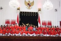 Foto: Presiden Joko Widodo pose bersama para atlet Indonesia yang meraih medali Asian Games 2018

