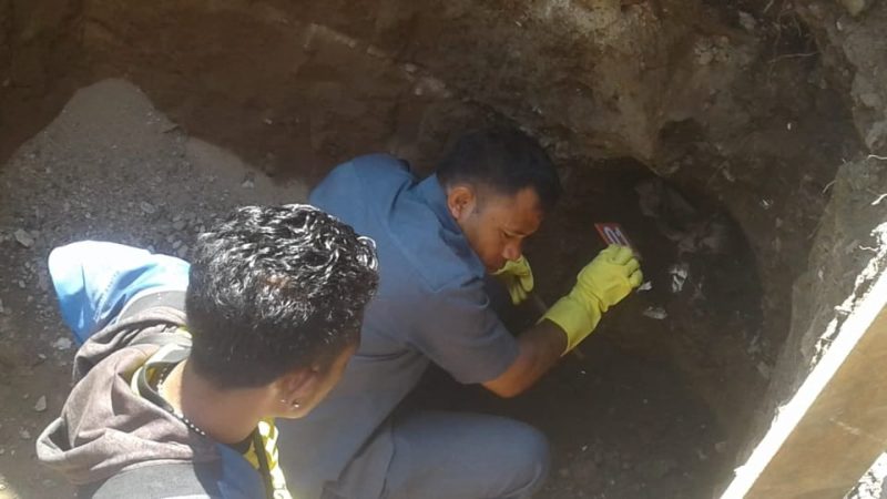 Kanit Identifikasi Polres Sikka David Jeradu sedang melakukan identifikasi lokasi penemuan tengkorak di SDN Contoh Maumere, Jumat (28/9)