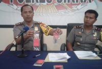 Kapolres Sikka Roickson PM Situmorang sedang menunjukan barang bukti narkotika jenis ganja, Jumat (21/9), di Mapolres Sikka