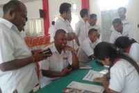 Suasana tes urine ratusan dosen pegawai Unipa Maumere di Auditorium Kampus, Senin (24/9)