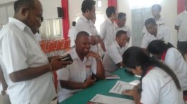 Suasana tes urine ratusan dosen pegawai Unipa Maumere di Auditorium Kampus, Senin (24/9)