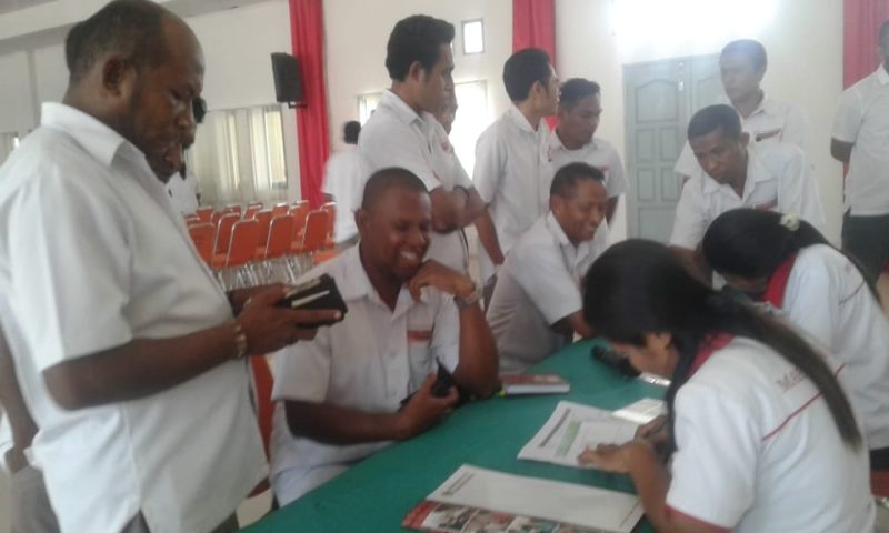Suasana tes urine ratusan dosen pegawai Unipa Maumere di Auditorium Kampus, Senin (24/9)