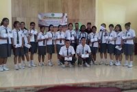 Para juara lomba literasi pose bersama dewan juri, Selasa (25/9), di Aula Mardiwiyata Maumere