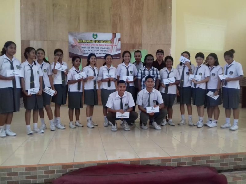 Para juara lomba literasi pose bersama dewan juri, Selasa (25/9), di Aula Mardiwiyata Maumere