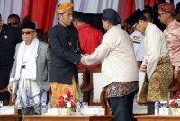 Jokowi dan Prabowo bersalaman pada Deklarasi Kampanye Damai Pemuli 2019 di Lapangan Monumen Nasional, Minggu (23/9)