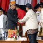 Jokowi dan Prabowo bersalaman pada Deklarasi Kampanye Damai Pemuli 2019 di Lapangan Monumen Nasional, Minggu (23/9)