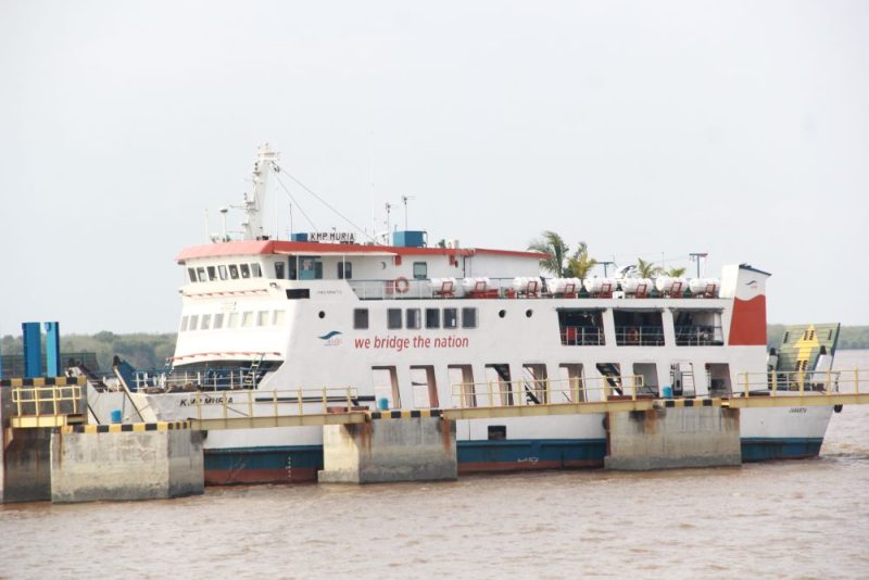 Sebuah kapal roro sedang bersandar di salah satu dermaga;