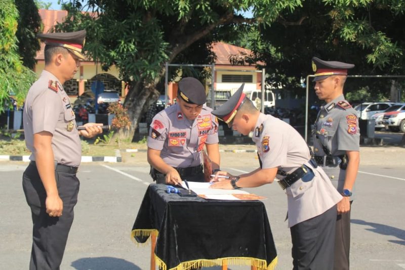 Kapolres Sikka Rickson PM Situmorang menyaksikan penandatanganan berita acara serah terima jabatan di Lapangan Apel Polres Sikka, Senin (10/9)
