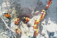 Foto: Tim SAR mengevakuasi korban gempa Lombok yang tertimbun longsor