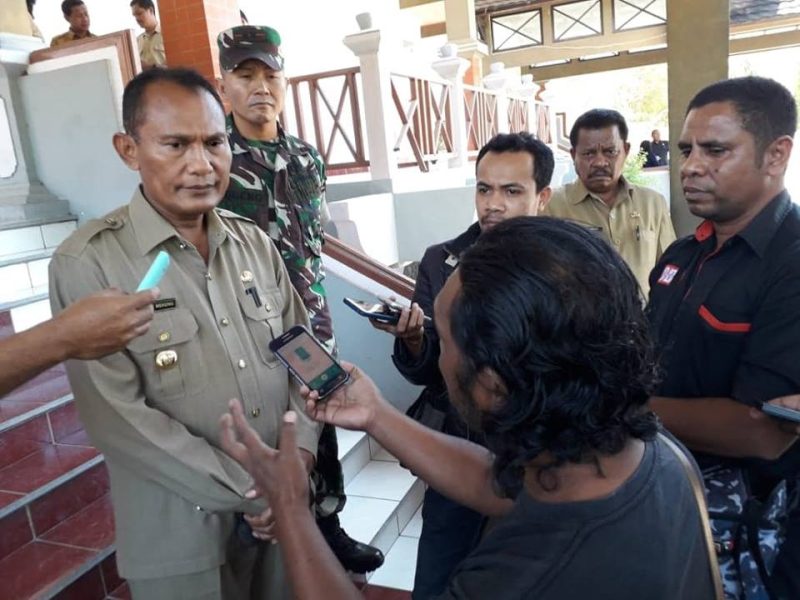Foto: Penjabat Bupati Sikka Mekeng P. Florianus memberikan keterangan kepada wartawan terkait penanganan penyakit rabies;