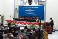 Bupati Sikka Fransiskus Roberto Diogo sedang menyampaikan sambutan perdana di depan Rapat Istimewa DPRD Sikka, Senin (24/9)