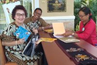 Tamu undangan sedang melakukan registrasi di Lepo Bispu di Jalan Wairklau, Senin (24/9)