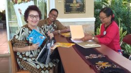 Tamu undangan sedang melakukan registrasi di Lepo Bispu di Jalan Wairklau, Senin (24/9)