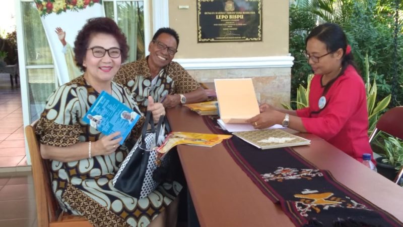 Tamu undangan sedang melakukan registrasi di Lepo Bispu di Jalan Wairklau, Senin (24/9)