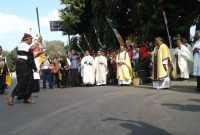 Uskup Maumere Mgr Edwaldus Martinus Sedu sedang mendengarkan sa ngaza, sebelum Perayaan Ekaristi Penahbisan Uskup, Rabu (26/9)