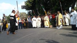 Uskup Maumere Mgr Edwaldus Martinus Sedu sedang mendengarkan sa ngaza, sebelum Perayaan Ekaristi Penahbisan Uskup, Rabu (26/9)