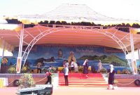 Suasana finishing altar agung Perayaan Ekaristi Penahbisan Uskup Maumere di Gelora Samador d Cunha Maumere, Rabu (26/9)