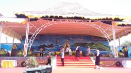 Suasana finishing altar agung Perayaan Ekaristi Penahbisan Uskup Maumere di Gelora Samador d Cunha Maumere, Rabu (26/9)