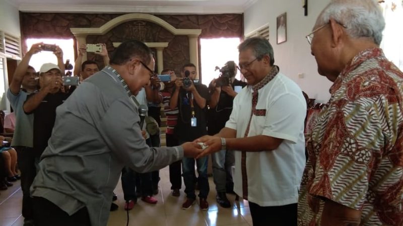 Joseph Nae Soi memberikan kunci mobil kepada Uskup Maumere Mgr Martinus Edwaldus Sedu di Keuskupan Maumere, Sabtu (8/9)