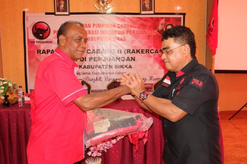 Ketua DPP PDI Perjuangan Andreas Hugo Pareira dan Ketua DPC PDI Perjuangan Sikka Alexander Longginus melakukan salam kemenangan saat Rakercab II di Hotel Wailiti, Minggu (21/10)