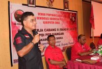 Ketua DPP PDI Perjuangan Andreas Hugo Pareira membuka Rakercab II PDI Sikka di Hotel Wailiti, Minggu (23/10)