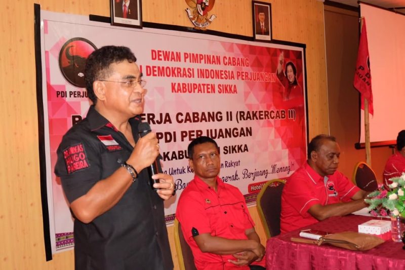 Ketua DPP PDI Perjuangan Andreas Hugo Pareira membuka Rakercab II PDI Sikka di Hotel Wailiti, Minggu (23/10)