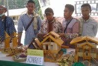 Komunitas Kreatif Kojagete (Konkrit) memamerkan sejumlah hasil karya mereka pada Bursa Inovasi Desa di halaman Gedung SCC, Kamis (11/10)