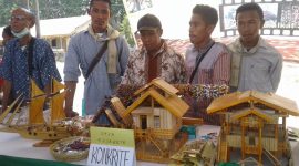 Komunitas Kreatif Kojagete (Konkrit) memamerkan sejumlah hasil karya mereka pada Bursa Inovasi Desa di halaman Gedung SCC, Kamis (11/10)