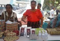 Minsia (baju merah) sedang memperomosikan Cocoa Nul, bubuk coklat asli dari Desa Wolonwalu pada bursa inovasi desa, Kamis (11/10) di halaman Sikka Convention Center