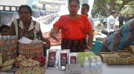 Minsia (baju merah) sedang memperomosikan Cocoa Nul, bubuk coklat asli dari Desa Wolonwalu pada bursa inovasi desa, Kamis (11/10) di halaman Sikka Convention Center