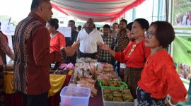 Bupati Sikka Fransiskus Roberto Diogo mengunjungi salah satu stand pada bursa inovasi desa di halaman Sikka Innovation Center, Kamis (11/10)