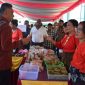 Bupati Sikka Fransiskus Roberto Diogo mengunjungi salah satu stand pada bursa inovasi desa di halaman Sikka Innovation Center, Kamis (11/10)