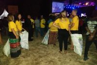 Aksi turis asing yang memungut sampah di lokasi berlangsungnya Maumere Jazz Fiesta Flores di Sirkuit Grass Track Wairita, Minggu (28/10)