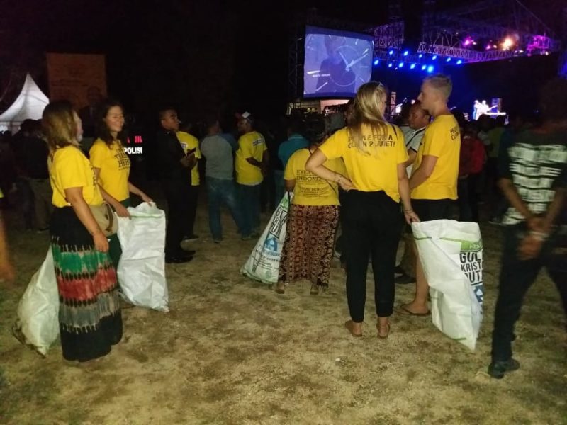 Aksi turis asing yang memungut sampah di lokasi berlangsungnya Maumere Jazz Fiesta Flores di Sirkuit Grass Track Wairita, Minggu (28/10)