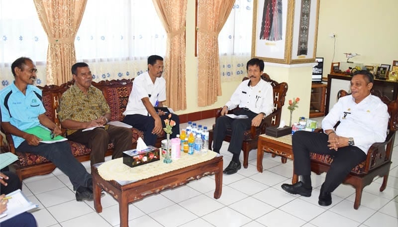 Bupati Sikka Fransiskus Roberto Diogo didampingi Asisten Perekonomian dan Pembangunan Delly Pasande bersama Dirut PDAM Sikka Fransiskus Laka, Rabu (3/10)
