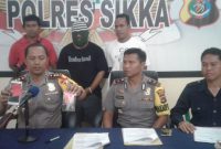 Kapolres Sikka AKPB Rickson PM Situmorang sedang menunjukan barang bukti ganja kepada awak media