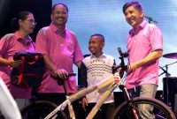 Menteri Pariwisata Arief yahya memberikan hadiah sepeda dari Presiden Joko Widodo kepada Joni si pemanjat tiang bendera, Jumat (5/10)