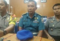 Kapolres Sikka AKBP Rickson Situmorang memberikan keterangan pers di Mapolres Sikka, Selasa (16/10), didampingi Kalaksa Lanal Maumere Letkol Muchsin Wibowo dan Wakapolres Sikka Kompol Iwan Iswayuhdi