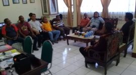 Anggota Komunitas Jeep Maumere sedang bertatap muka dengan Bupati Sikka Fransiskus Roberto Diogo di Lantai 2 Kantor Bupati Sikka Jalan Ahmad Yani, Jumat (2/10)