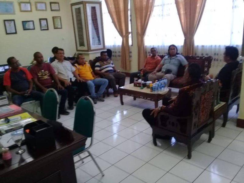 Anggota Komunitas Jeep Maumere sedang bertatap muka dengan Bupati Sikka Fransiskus Roberto Diogo di Lantai 2 Kantor Bupati Sikka Jalan Ahmad Yani, Jumat (2/10)