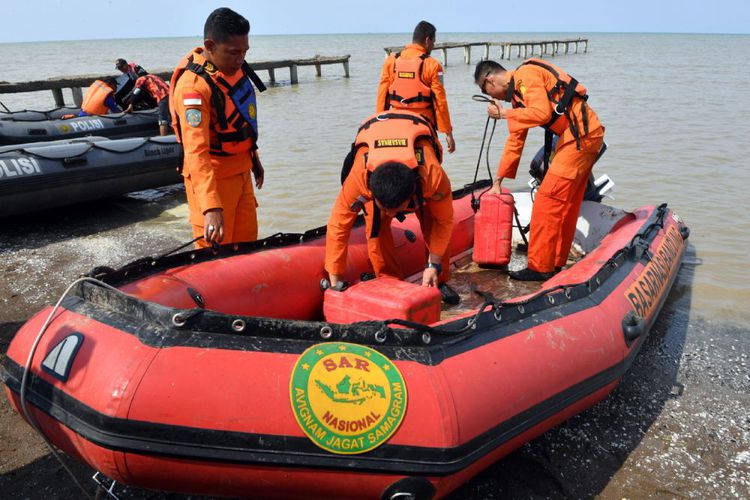 Tim SAR sedng bersiap-siap melakukan pencarian badan pesawat Lion Air, Selasa (30/10)