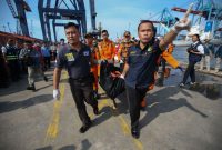 Petugas membawa jenazah penumpang pesawat Lion Air JT610 di Dermaga JICT 2, Tanjung Priok, Jakarta Utara, Senin (29/10)