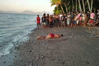 Korban tenggelam di di Pantai Ahu Wair Desa nangatobong Kecamatan Waigete, Sabtu (27/10)